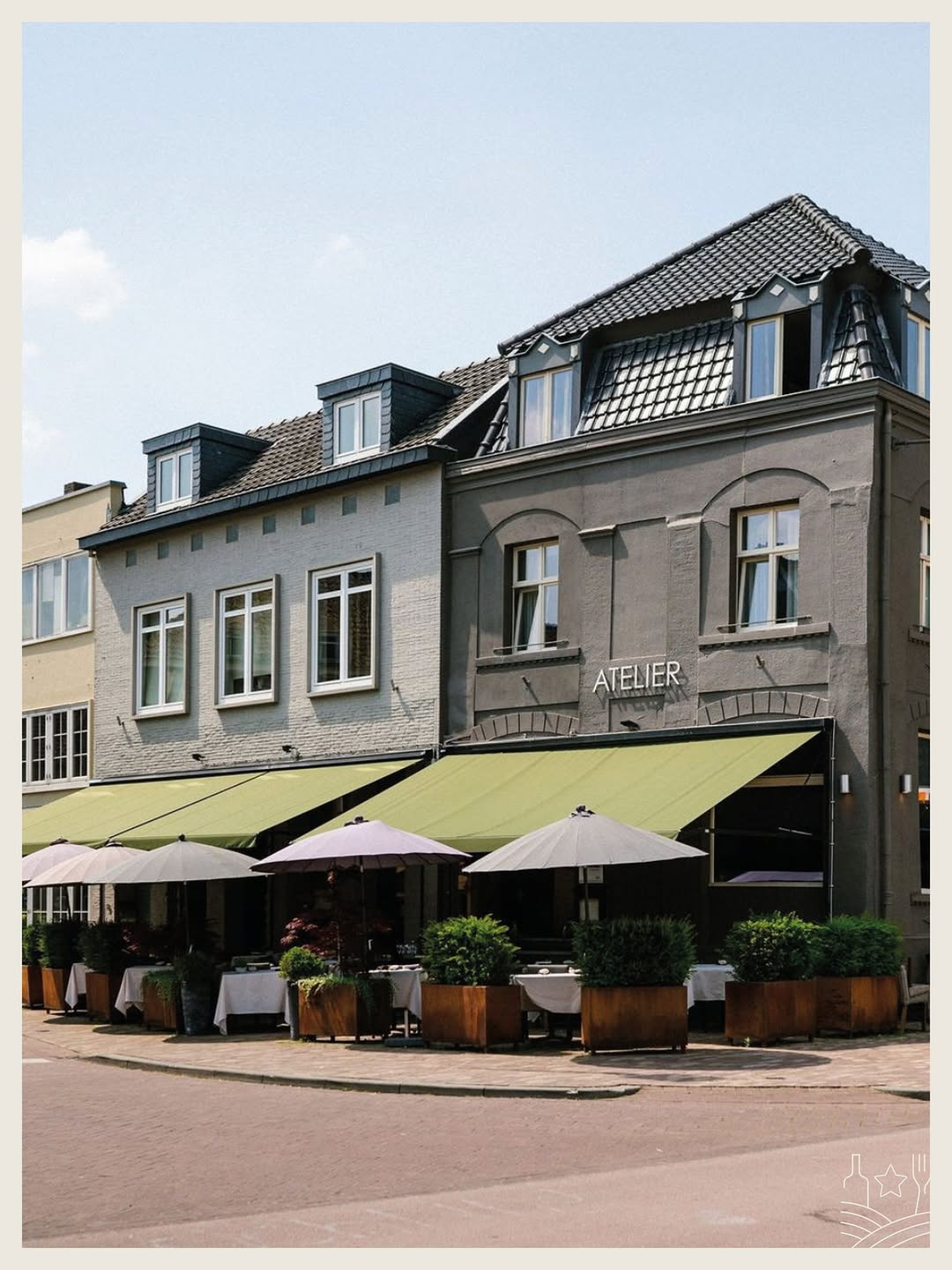 Wie Restaurant Atelier binnenloopt, voelt meteen dat dit geen doorsnee plek is. Het oude kleermakersatelier in Gulpen heeft zijn karakter behouden, maar kreeg een moderne, industriële inrichting die precies past bij wat hier gebeurt: aandachtig koken in een intieme setting met tien tafels 🤍

Chef Hans Kinkartz staat hier al bijna drie decennia achter het fornuis. Samen met zijn vrouw Ellen bouwde hij het restaurant stap voor stap op. Zijn keuken vertrekt vanuit de Franse basis, maar krijgt diept